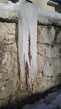 Eriyen dev bir buz sarmalının yavaş çekim videosu