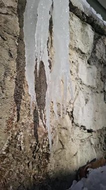 Eriyen dev bir buz sarmalının yavaş çekim videosu