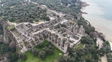 Sirmione Yarımadası 'ndaki Grotte di Catullo Havacılık Manzarası, Garda Gölü, İtalya