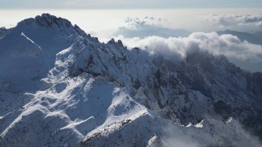 Grignetta Tepesi 'nin hava görüntüsü Bulutların Üzerinde Yükseliyor