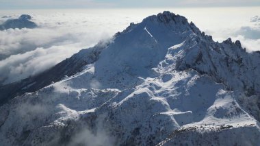 Grignetta Tepesi 'nin hava görüntüsü Bulutların Üzerinde Yükseliyor