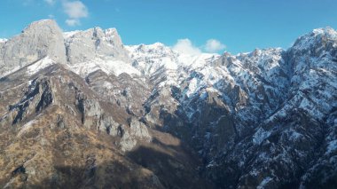 Karla kaplı İtalyan Alplerinin Hava Görünümü