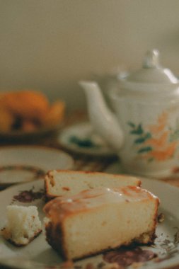 Ev atmosferi: masada turta, tabak ve çaydanlık