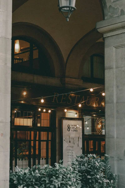Barselona 'da ışıklı ve yeşillikli bir restoran.