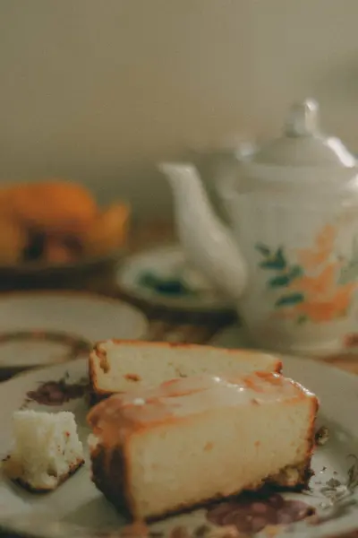 Ev atmosferi: masada turta, tabak ve çaydanlık