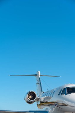 Pürüzsüz bir iş jeti, kuyruk kısmı ve turbofan motoru var.