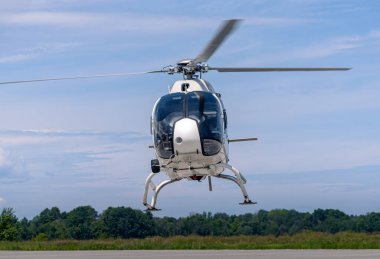 Beyaz bir helikopter havada asılı dururken kafa kafaya yakalandı..