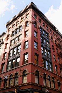 New York şehir binasının alçak açılı görüntüsüyle şehir mimarisini araştırıyor.