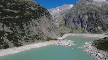 Kristal Mavi Dağ Gölü 'nün destansı hava görüntüsü: 124; Sinema Nature 4K