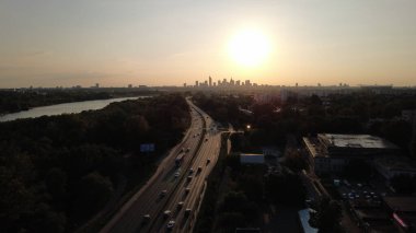 Yaz mevsiminde Varşova siluetine, Vistula Nehri 'ne, parklara, yeşil alanlara, konut bloklarına ve merkeze giden yoğun bir otoyola doğru pürüzsüz bir drone atışı. Doğu Avrupa ile ilgili belgeseller, seyahat videoları, reklamlar ve sinema projeleri için mükemmel..