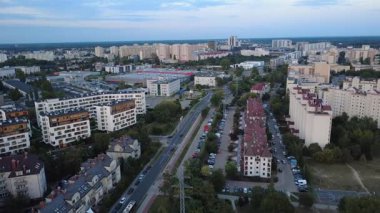 Varşova üzerindeki İHA Uçuşu Yazın Skyline