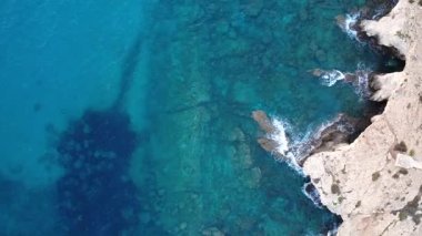 Turkuaz deniz ve kıyı manzarasının sinematik hava aracı görüntüleri