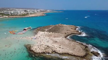 Kıyı şeridinin ve deniz kıyısındaki tatil beldesinin insansız hava aracı görüntüsü