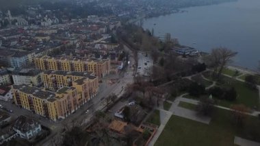 Bulutlu bir günde Sakin Göl ve Şehir Rıhtımı Hava Görüntüsü