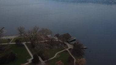 Bir İsviçre sabahının dinginliğini bu kasvetli Zürih havası ile yaşayın. Video, gölün gri, sisli atmosferini ve şehir sınırını yakalar. Hikaye anlatma, sinematik geçişler ya da melankolik kentsel görseller için mükemmel bir arka plan