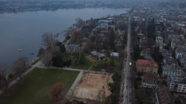 Bulutlu bir günde Sakin Göl ve Şehir Rıhtımı Hava Görüntüsü