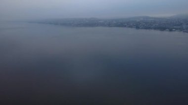 Rıhtıma yakın bir bölgedeki kentsel gelişimin yüksek irtifa insansız hava aracı görüntüleri. Görünürde inşaat veya yenileme çalışmaları, yaya yolları, yeşil bölgeler ve hareket halindeki şehir yolu bulunan bir şehir parkı yer alıyor..