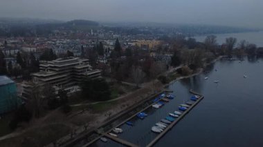 Sis altında, Zürih göl kenarının ve Seefeld bölgesinin karamsar manzarası, İsviçre.