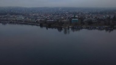 Sis altında, Zürih göl kenarının ve Seefeld bölgesinin karamsar manzarası, İsviçre.