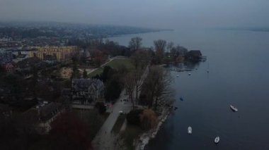 Sis altında, Zürih göl kenarının ve Seefeld bölgesinin karamsar manzarası, İsviçre.