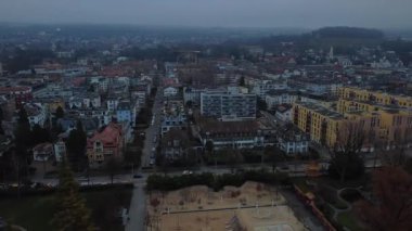 Sis altında, Zürih göl kenarının ve Seefeld bölgesinin karamsar manzarası, İsviçre.