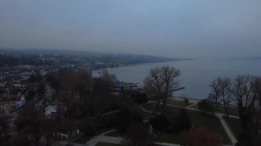 Sis altında, Zürih göl kenarının ve Seefeld bölgesinin karamsar manzarası, İsviçre.