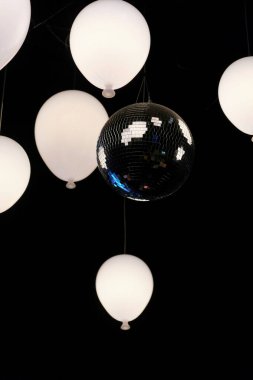 disko topu siyah tavanda