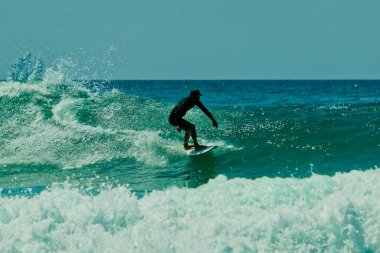 Sörfçü Lacanau Ocan 'da bir dalgada hareket halinde. Fransa