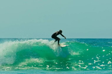 Sörfçü Lacanau Ocan 'da bir dalgada hareket halinde. Fransa