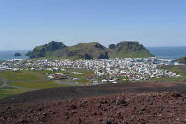 Westman Adaları 'ndaki Eldfell yanardağının tepesinden Heimaey' in hava manzarası.