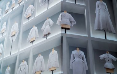 Bangkok, Tayland - 21 Eylül 2024. Emquartier mağazasında Dior 'un kıyafetlerinin olduğu büyük bir ilan panosu..