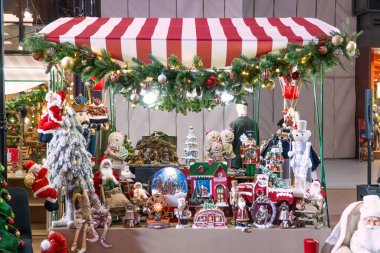 Dükkan Noel Baba bebekleri ve çeşitli oyuncak bebekler satıyor..