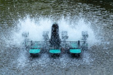 Su arıtma için suya oksijen ekleyen su tekeri makinesi..