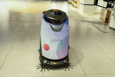 Otomatik süpürme ve süpürme robotu alışveriş merkezinde çalışıyor..