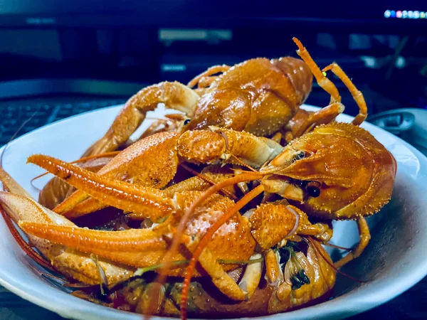 Tabakta kaynamış sulu balık.