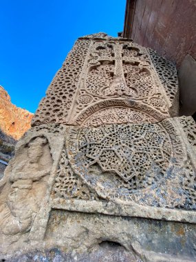 Geleneksel Ermeni haçkar haçtaşına yakından bakmak, ayrıntılı taş oymaları ve dini semboller, Manastır veya Ermenistan 'da çekilmiş.