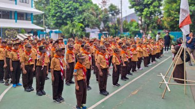 Tangerang Endonezya - 7 Ekim 2024: Öğrenciler izci bayrak törenine katılmak için sahada sıraya dizildiler, okuldaki gözlemciler.