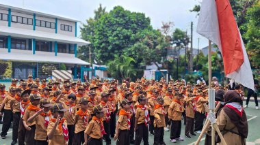 Tangerang Endonezya - 7 Ekim 2024: Öğrenciler izci bayrak törenine katılmak için sahada sıraya dizildiler, okuldaki gözlemciler.