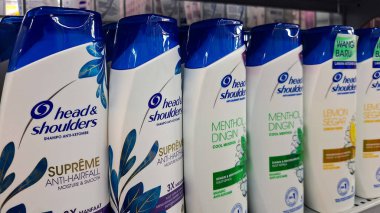Tangerang Endonezya - 8 Ağustos 2024: Baş ve Omuz şampuanı süpermarket raflarında satışa sunuldu. Seçici odak