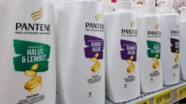 Jakarta Endonezya - 17 Ağustos 2024: Süpermarket raflarında satılık çeşitli Pantene marka şampuan ürünleri