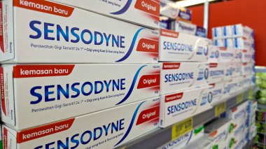 Jakarta Endonezya - Sep 16, 2024: Sensodyne diş macununun çeşitli varyasyonları süpermarket raflarında satışa sunuldu.