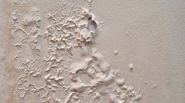 Çatlak duvar boyası sorunları nem hasarından, beyaz akrilik boya yüzeyinin dış yüzeyinde çatlak, kirli lekeler, beton yapı, arka plan. Ev onarımı ve yenileme konseptleri.