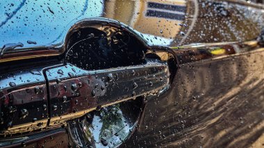 Siyah arka planda su damlaları. Pürüzsüz ve yansıtıcı bir yüzeye dağılmış su damlacıklarının detaylı bir yakın çekimi. Damlacıklar tarafından oluşturulan desenler ve dokular.