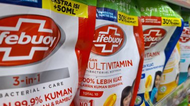 Tangerang Endonezya - 8 Ağustos 2024: Lifebouy marka sıvı sabun ürünlerinin süpermarket raflarında sergilenen çeşitli odak fotoğrafı. Lifebuoy, dünyanın önde gelen sağlık sabunu.