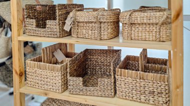 Birçok amaç için farklı hasır sepetler seti. Çevre dostu etiketli ürünleri saklamak ve etiketinde nasıl kullanılacağı ya da kullanıcı rehberinin nasıl satılacağı. bitki ev dekorasyonu.