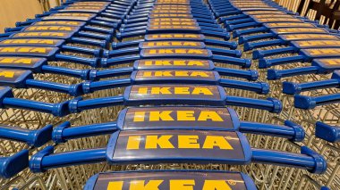 Alam sutera, Endonezya - 1 Haziran 2024: Ikea logolu tramvayın fotoğrafını kapat. IKEA dünyanın en büyük mobilya perakendecisi. Görüntüyü kapat.