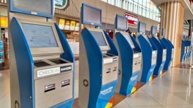 Soekarno Hatta Uluslararası Havalimanı 'ndaki self servis kontrol makinelerinin bulanık fotoğrafı.