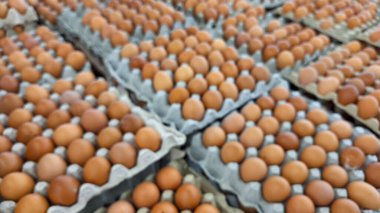 Tüketici aldıktan sonra süpermarkette sergilenen içi boş yumurta dolu kahverengi kağıt paket. Tavuk yumurtaları yerel süpermarkette satılmak üzere paketlenmiş kahverengi kağıdın üzerinde düzgünce düzenlenmiş..