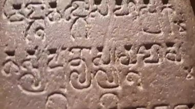 Eski dilde antik bir taş yazıtının videosunu kapat. Genellikle Tamil dilinde 