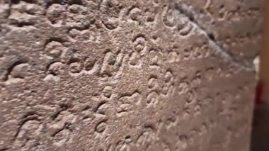 Eski dilde antik bir taş yazıtının videosunu kapat. Genellikle Tamil dilinde 